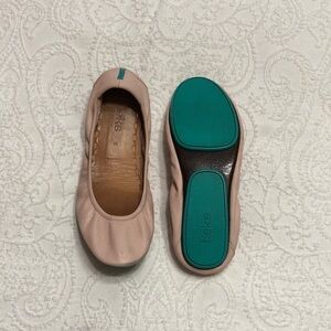 Tieks Size 8 Blush Leather Ballet Flats with Teal Sole
